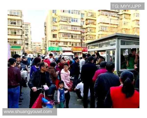 当红足球球星退役后街头摊煎饼吸引球迷围观引发热议 当红足球球星退役后街头摊煎饼吸引球迷围观引发热议