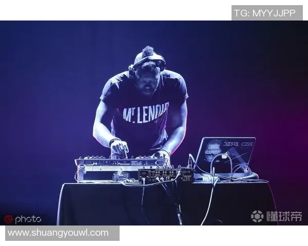 摇滚乐与足球明星的完美交汇:音乐与运动的双重传奇 摇滚乐与足球明星的完美交汇:音乐与运动的双重传奇