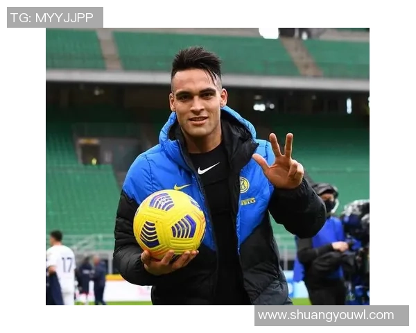 球星约会时与爱人一起踢足球展现甜蜜时刻与默契配合