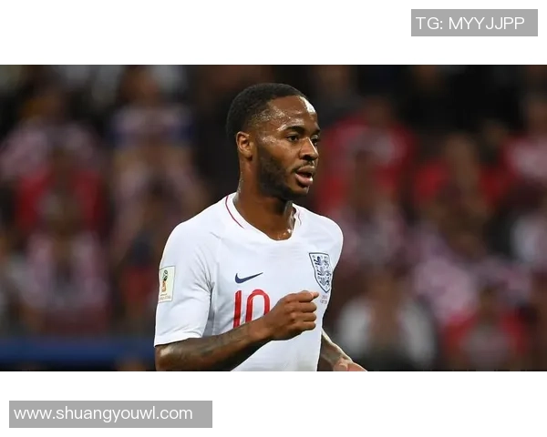 足球星抱臂展现自信风采彰显独特个性与竞技精神